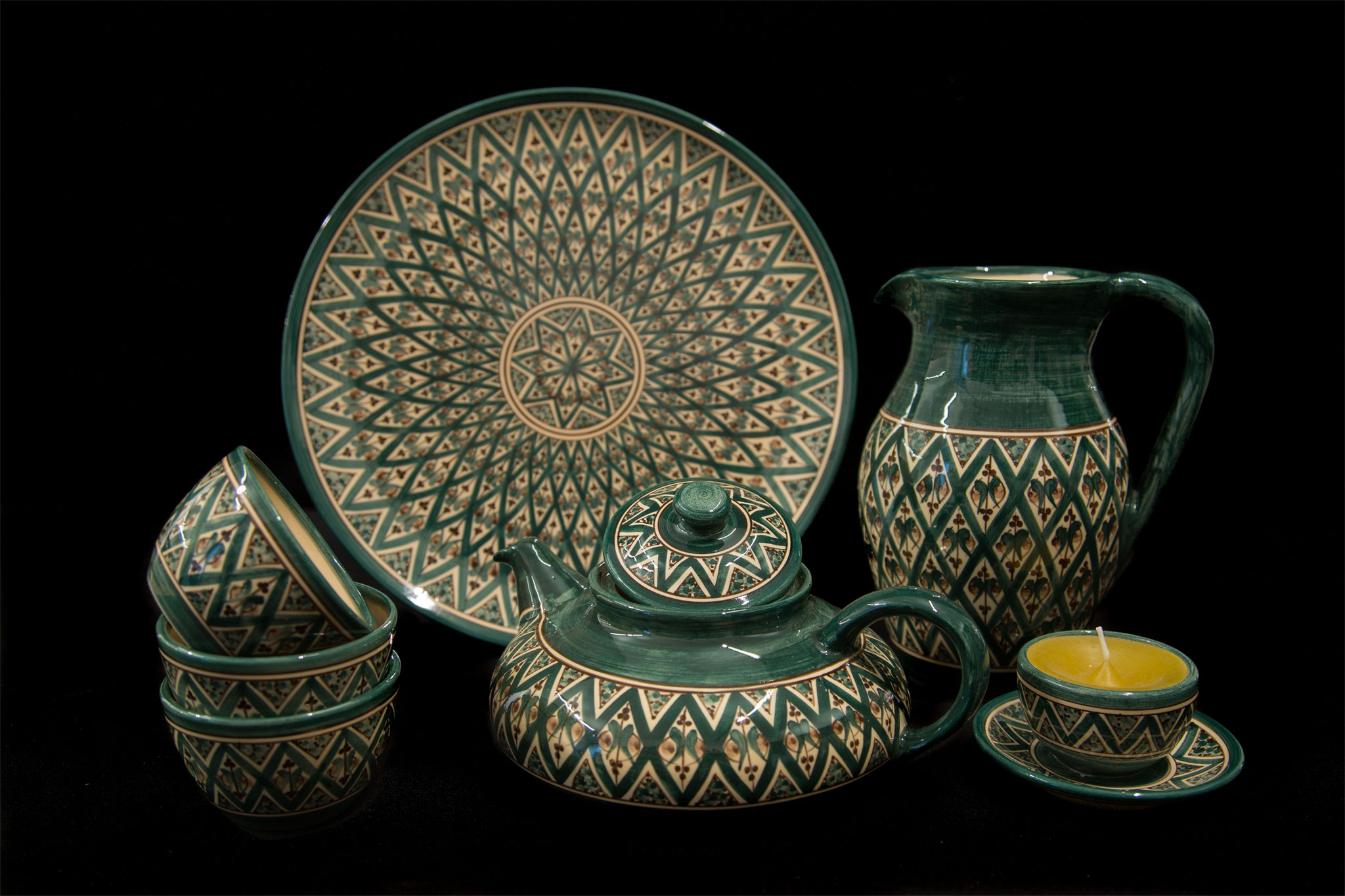 Keramikgeschirr mit alten orientalischen Mustern